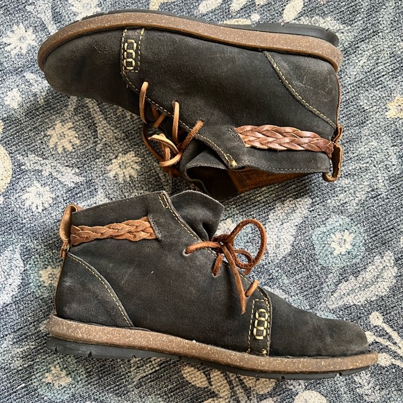 Born Temple Brown and Gray Lace Up Boots with Rugged Design - Picture 4 of 10